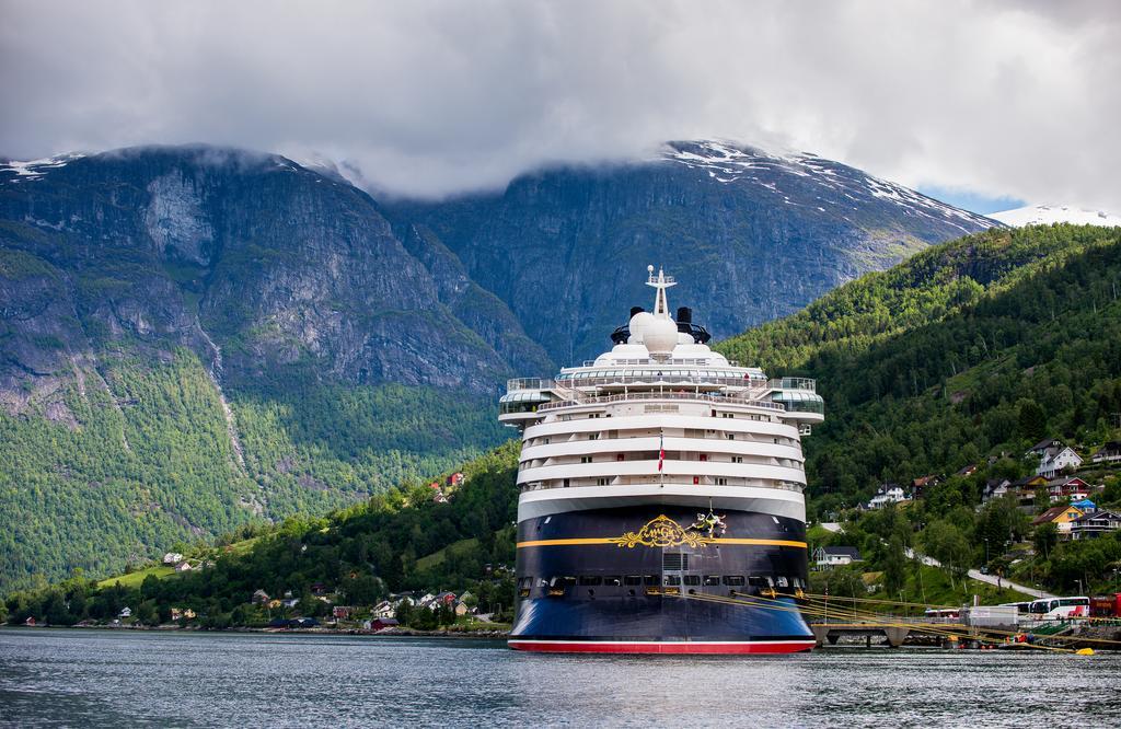 Nesset Fjordcamping Olden Esterno foto
